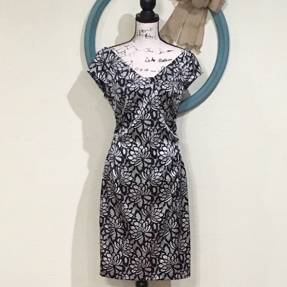 Maggy London Dresses & Skirts - EUC MAGGY LONDON Banded Front & Back V-Neck Dress